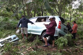 Mobil Rombongan Wisatawan dari Surabaya Masuk Jurang di Mojokerto, 2 Orang Tewas - JPNN.com Jatim