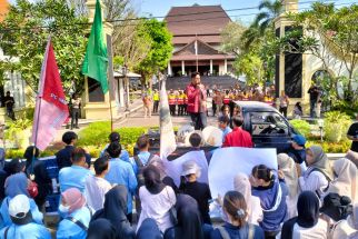 Mahasiswa Solo Raya Geruduk Gedung DPRD Surakarta, Kecewa dengan Jokowi - JPNN.com Jateng