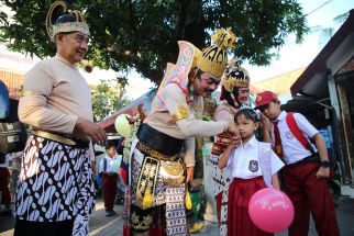 Uniknya MPLS di SDN 1 Kaliasin, Para Guru Kenalkan Kostum Karakter Wayang ke Siswa - JPNN.com Jatim