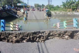 Jembatan Satu-Satunya Penghubung Dua Desa di Sidoarjo Ambruk, Begini Kondisinya - JPNN.com Jatim