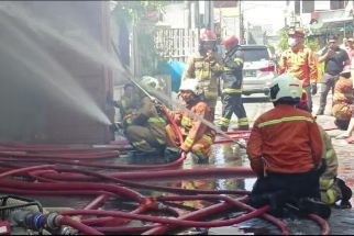 Toko Mebel di Kertajaya Surabaya Kebakaran, Mobil Hangus dan 2 Orang Terluka - JPNN.com Jatim