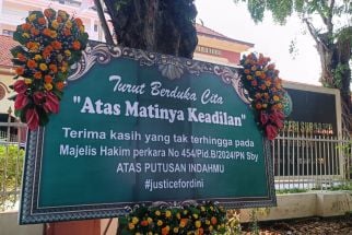 Buntut Vonis Bebas Ronald Tannur, Karangan Bunga Matinya Keadilan Hiasi PN Surabaya - JPNN.com Jatim