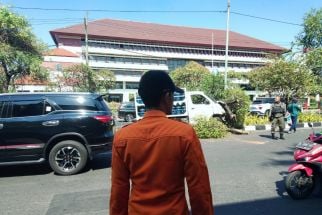 Mengantuk, Sopir Pikap Muatan Galon Tabrak Pembatas Jalan di Depan PDAM Surabaya - JPNN.com Jatim