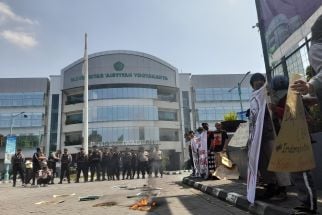 Kecewa dengan PP Muhammadiyah, Massa Aksi Bakar KTA - JPNN.com Jogja