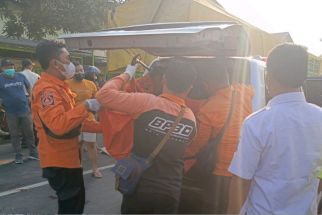 Gagal Menyalip, Lansia Asal Gresik Tewas Tertabrak Truk di Jalan Mastrip Surabaya - JPNN.com Jatim