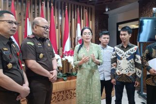 Rieke Diah Pitaloka Datangi Kejati Jatim, Kawal Keadilan untuk Dini Sera Afrianti - JPNN.com Jatim