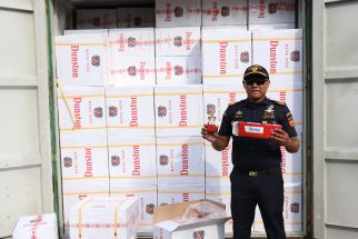 Bea Cukai Tanjung Perak Gagalkan Pengiriman 16 Kontainer Rokok Ilegal dari Arab - JPNN.com Jatim