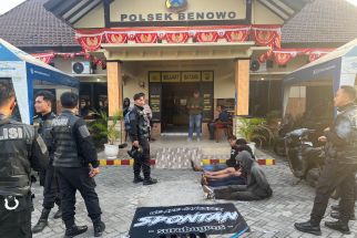 Detik-Detik Polisi di Surabaya Kejar Anggota Gangster Kocar-Kacir Saat Live Streaming - JPNN.com Jatim