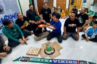 Mesranya Bonek & Viking Silaturahmi, Potong Tumpeng Hingga Berbagi untuk Anak Yatim - JPNN.com Jatim