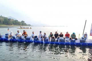 Jasa Tirta II Ajak Sukarelawan Bakti BUMN dan Atlet Triathlon Tebar Benih Ikan di Waduk Jatiluhur - JPNN.com Jabar