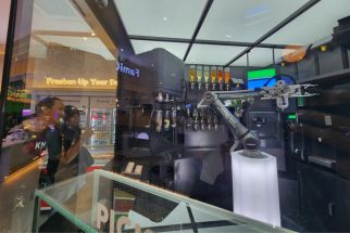 FamilyMart Hadirkan Robot Barista di Gerai Surabaya, Bikin Kopi Hanya 2 Menit - JPNN.com Jatim