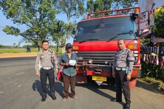 Viral Truk Tebu Kelebihan Muatan Sebabkan Kabel Terputus di Malang, Pengemudi Ditilang - JPNN.com Jatim