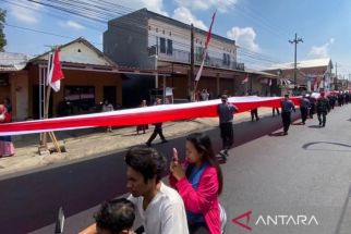 HUT RI, Puluhan Petugas Linmas di Malang Arak Bendera Merah Putih Raksasa 79 Meter - JPNN.com Jatim