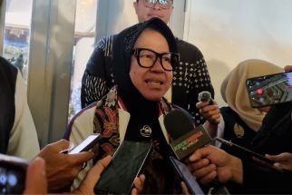 Ditanya Soal Jokowi Reshuffle 3 Menteri, Risma Respons dengan Tertawa - JPNN.com Jatim