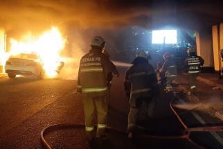 Mobil Sedan Hangus Terbakar di Viaduct Bandung - JPNN.com Jabar