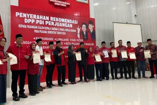 PDI Perjuangan Serahkan Surat Rekomendasi Kepada 10 Bacakada di Jatim, Ini Daftarnya - JPNN.com Jatim