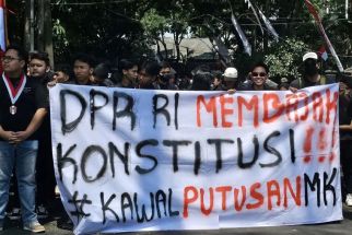 Ratusan Mahasiswa di Malang Demo Kawal Putusan MK di Depan Gedung DPRD - JPNN.com Jatim