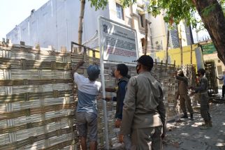 Satpol PP Tertibkan Warkop yang Berdiri di Lahan Milik Pemkot Surabaya    - JPNN.com Jatim