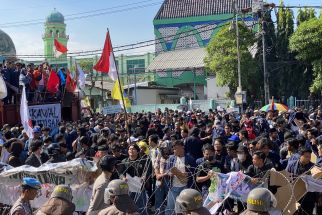 2 Pedemo Ditangkap Polisi Saat Aksi Kawal Putusan MK di DPRD Jatim - JPNN.com Jatim