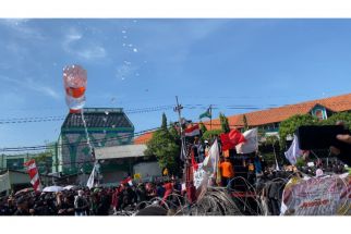 Aksi Kawal Putusan MK di Surabaya Ricuh, Massa Lempari Botol ke Gedung DPRD Jatim - JPNN.com Jatim