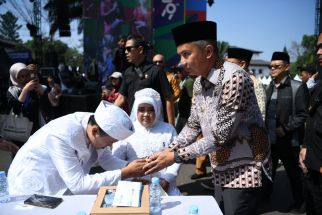 Hadir di Nikah Massal, Bey Machmudin Ingatkan Bahaya Judi dan Pinjaman Online ke 37 Pengantin Baru - JPNN.com Jabar