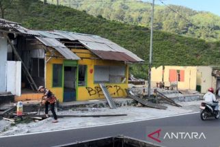 Penertiban Puncak Bogor Tahap III, Pedagang Warpat Bongkar Mandiri Lapak Dagangannya - JPNN.com Jabar