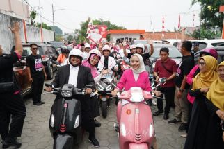 Kendarai Vespa Matic, Atang Trisnanto dan Annida Allivia Daftarkan Diri ke KPU Kota Bogor - JPNN.com Jabar