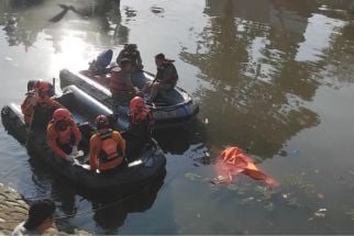 Detik-Detik Penemuan Mayat Mr X Tanpa Busana di Sungai Kalimas, Jasad Sempat Hanyut - JPNN.com Jatim