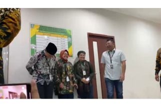 Jalani Tes Kesehatan Bersama, Luluk-Lukman & Risma-Gus Hans Tampak Akrab Guyon Bareng - JPNN.com Jatim