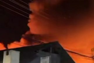 Gudang Rongsokan di Sampang Terbakar, 1 Rumah Terkena Imbas - JPNN.com Jatim