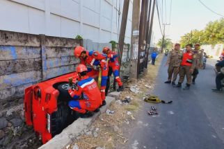 Toyota Agya Masuk Parit di Jalan Gayung Kebonsari, Mobil Ringsek - JPNN.com Jatim