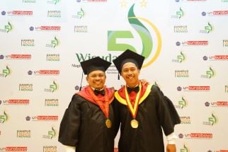 Kisah Inspiratif Ayah & Anak Wisuda Bareng di UM Surabaya - JPNN.com Jatim