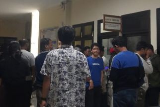 Diduga Lakukan Penggelapan, Seorang Dosen Digelandang Warga ke Polres Karanganyar  - JPNN.com Jateng