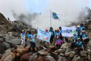 Puluhan Penyintas Kanker Sukses Taklukan Taman Nasional Gunung Halimun Salak - JPNN.com Jabar