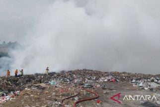 Damkar Masih Padamkan Api yang Membakar TPSA Bagendung Cilegon - JPNN.com Banten