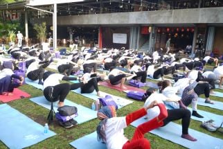 Celebrity Fitness Indonesia Rayakan WWW 2024 Melalui Yoga In The Park - JPNN.com Jabar