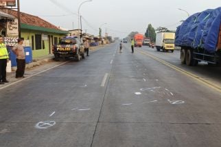 Tak Fokus Saat Bekendara, Pria Asal Surabaya Tewas Tertabrak Truk di Gresik - JPNN.com Jatim