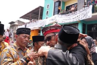 Maju Pilkada Temanggung, Agus Gondrong Berpamitan, Warga Campurejo Tak Kuasa Menahan Tangis - JPNN.com Jateng