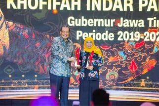 Turunkan Kemiskinan Ekstrem di Jatim, Khofifah Raih Penghargaan Prestisius - JPNN.com Jatim