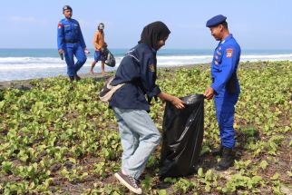 Mahasiswa, Polisi dan Warga Bantul Bekerja Sama di Pantai Samas - JPNN.com Jogja