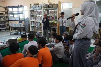 Kelas Menulis Puisi: Antusias Siswa SMA Kesatrian 2 Semarang Bareng Sosiawan Leak - JPNN.com Jateng