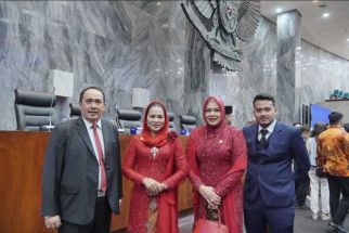 Pesan Mendalam Cagub Jabar Jeje untuk Sang Istri Seusai Dilantik Jadi Legislator - JPNN.com Jabar