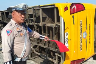 Bus Rombongan Guru SMA Tulungagung Terbalik di Tol Sumo, 1 Orang Tewas - JPNN.com Jatim