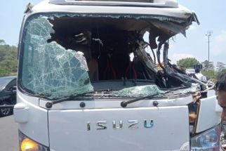 Tragedi di Tol Semarang-Solo, 4 Orang Tewas dalam Kecelakaan Minibus yang Mengangkut Santri - JPNN.com Jateng