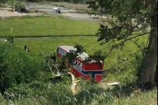 Tabrak Pembatas Jalan di Tol Solo-Ngawi, Truk Ekspedisi Terjun ke Sawah - JPNN.com Jateng