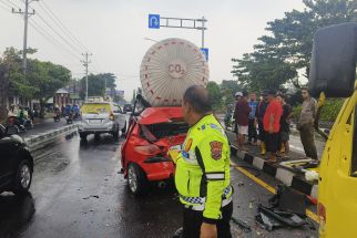 Tabrakan Beruntun dengan Truk, Mobil di Sleman Ringsek - JPNN.com Jogja