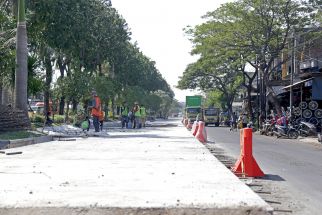 Pengaspalan Jalan Mayjen Sungkono Dikeluhkan Warga, Berdebu & Bikin Mata Perih - JPNN.com Jatim