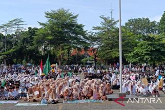 HSN 2024: Ribuan Santri di Sukabumi Meriahkan Pawai Sarungan di Laut Selatan Palabuhanratu - JPNN.com Jabar