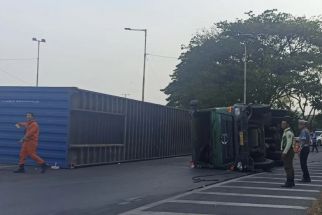 Truk Kontainer Terguling di Pintu Masuk Tol Sidoarjo, Begini Kronologinya - JPNN.com Jatim