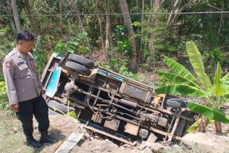 Truk Muatan Pasir Terguling ke Jurang, Sopir Selamat dari Maut - JPNN.com Jogja